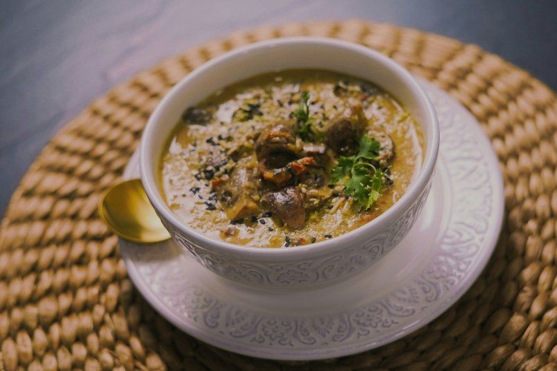 Манная каша без сахара и молока, но с характером, мясом и запахом свежей зелени