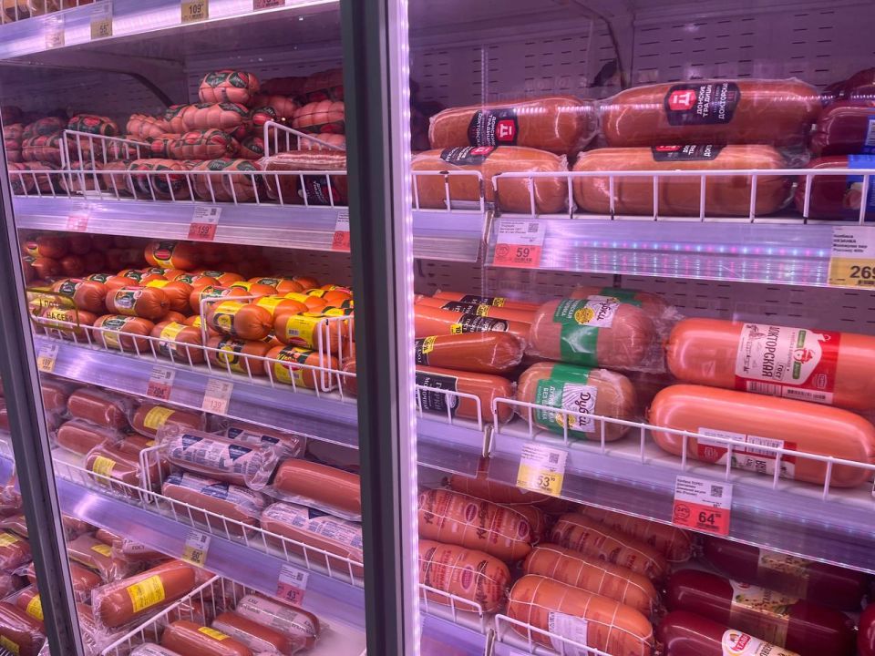 Мяса нет, сплошная соя: эксперты Роскачества разоблачили марки колбасы, которые опасно покупать даже со скидкой