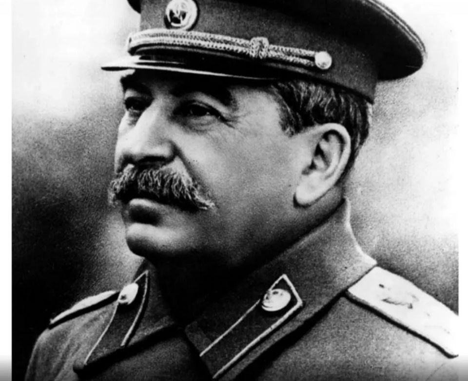 Что носил Сталин в потайном кармане кителя: для этого в него была вшита цепочка с кольцом