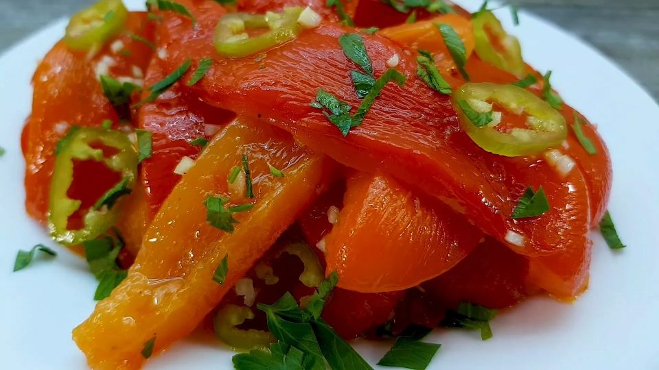 Перцы по-сербски — пальчики оближешь: замаринуем с чесноком — через час не оторваться