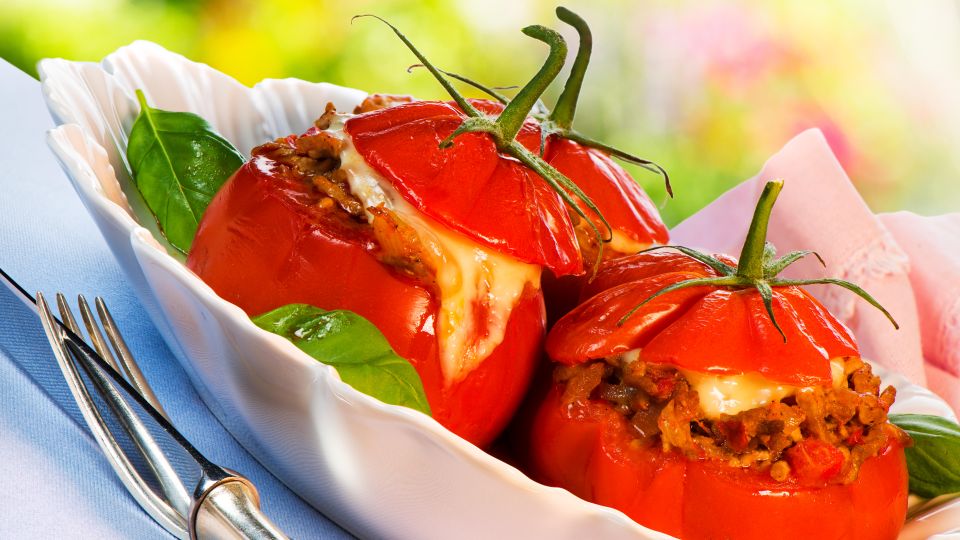 Гостям будет не до салатов: эти горячие фаршированные помидоры — просто пальчики оближешь