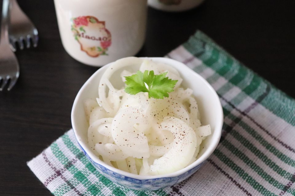 Не выбрасывайте остатки маринада: как сделать лучок к шашлыку неповторимым