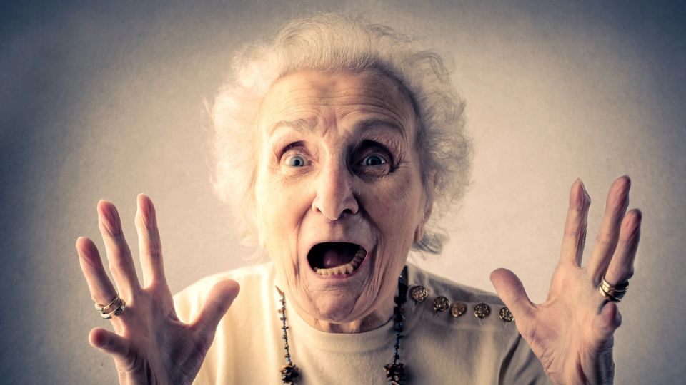 Пенсионеры на карте: как защитить свои средства от мошенников и рисков