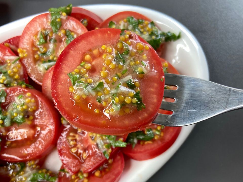 Гениальный способ приготовления маринованных помидоров всего за 5 минут