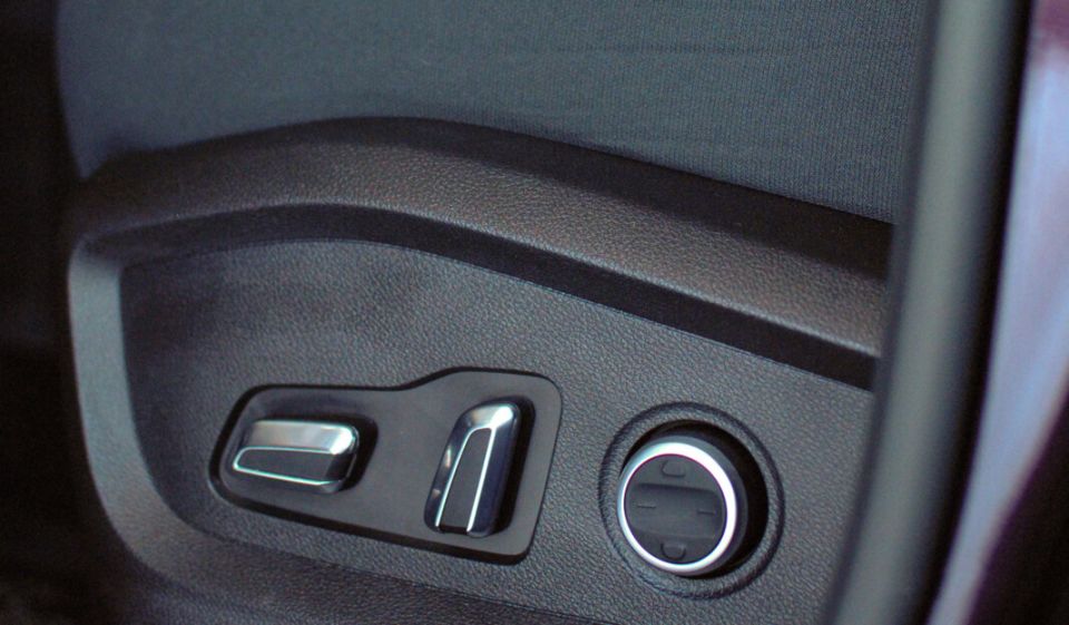 почему именно влажные салфетки могут погубить интерьер вашего автомобиля