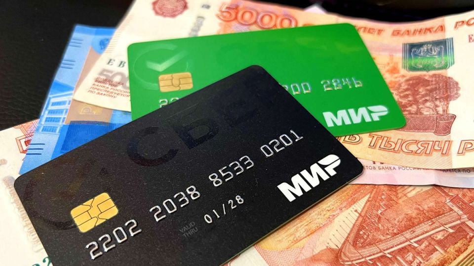 Подросткам запретят выдавать банковские карты: новая мера защиты