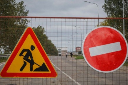 В Рыбинске ремонтируют мост на дамбе шлюз