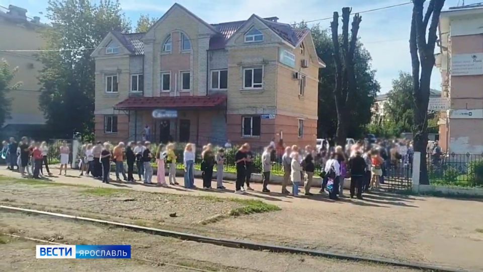 Сегодня утром в Ярославле у наркологической больницы на проспекте Октября выстроилась огромная очередь