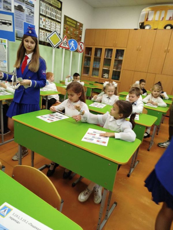 В преддверии осенних каникул первоклассникам предложили совершить путешествие в страну «ПДД»