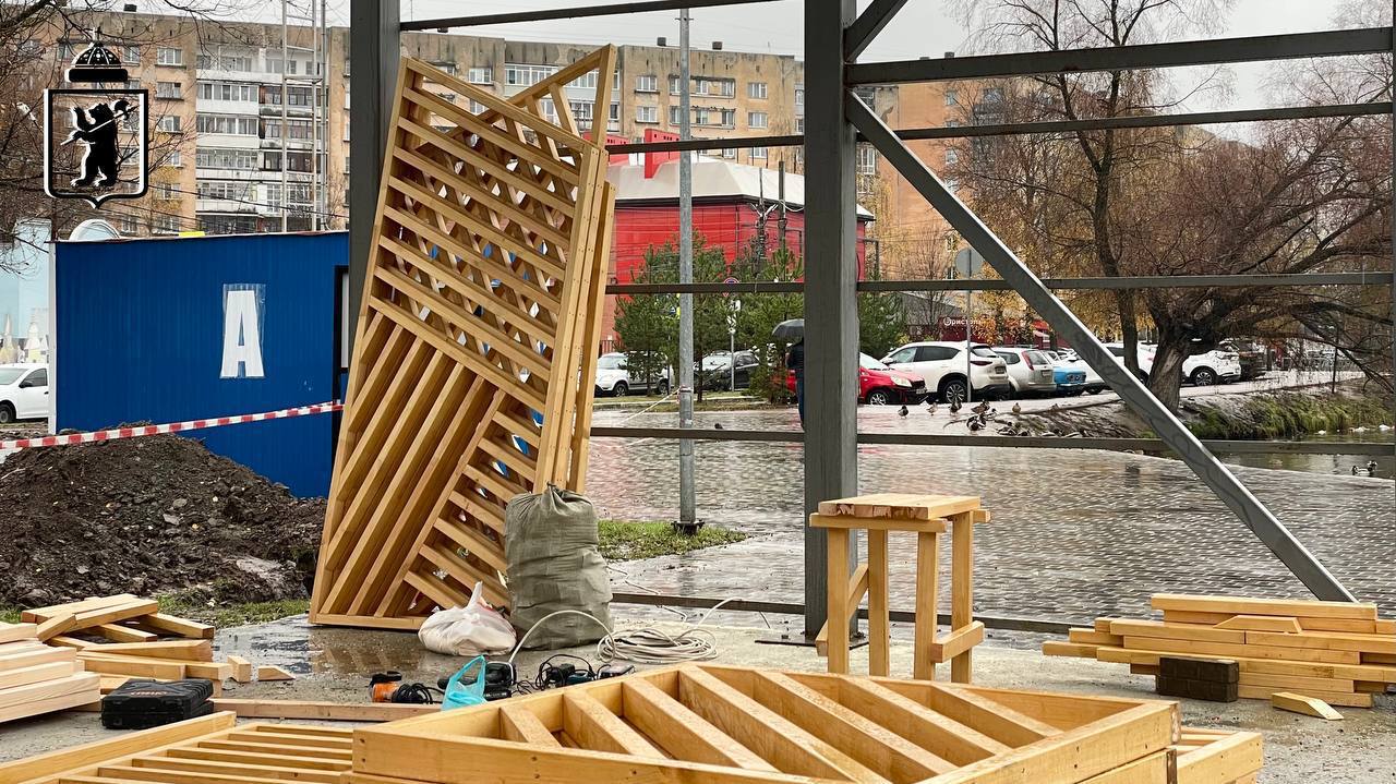 В парке 30-летия Победы монтируют новую сцену В парке 30-летия Победы монтируют новую сцену