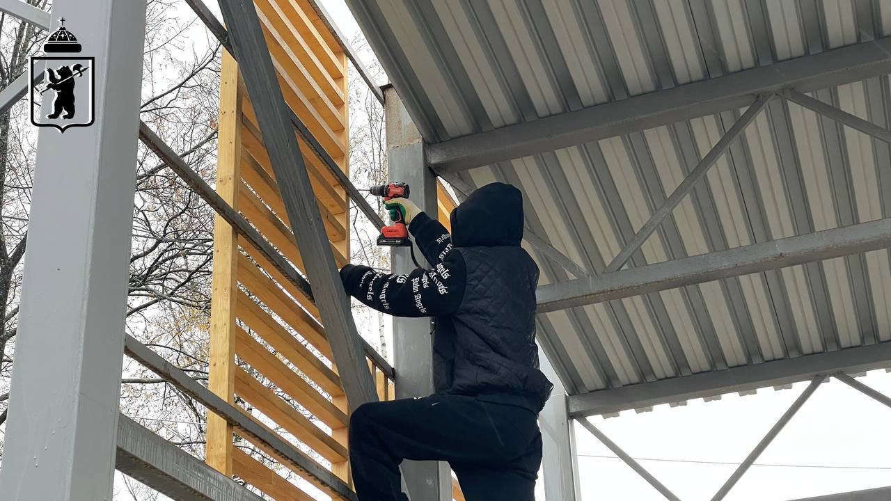 В парке 30-летия Победы монтируют новую сцену В парке 30-летия Победы монтируют новую сцену