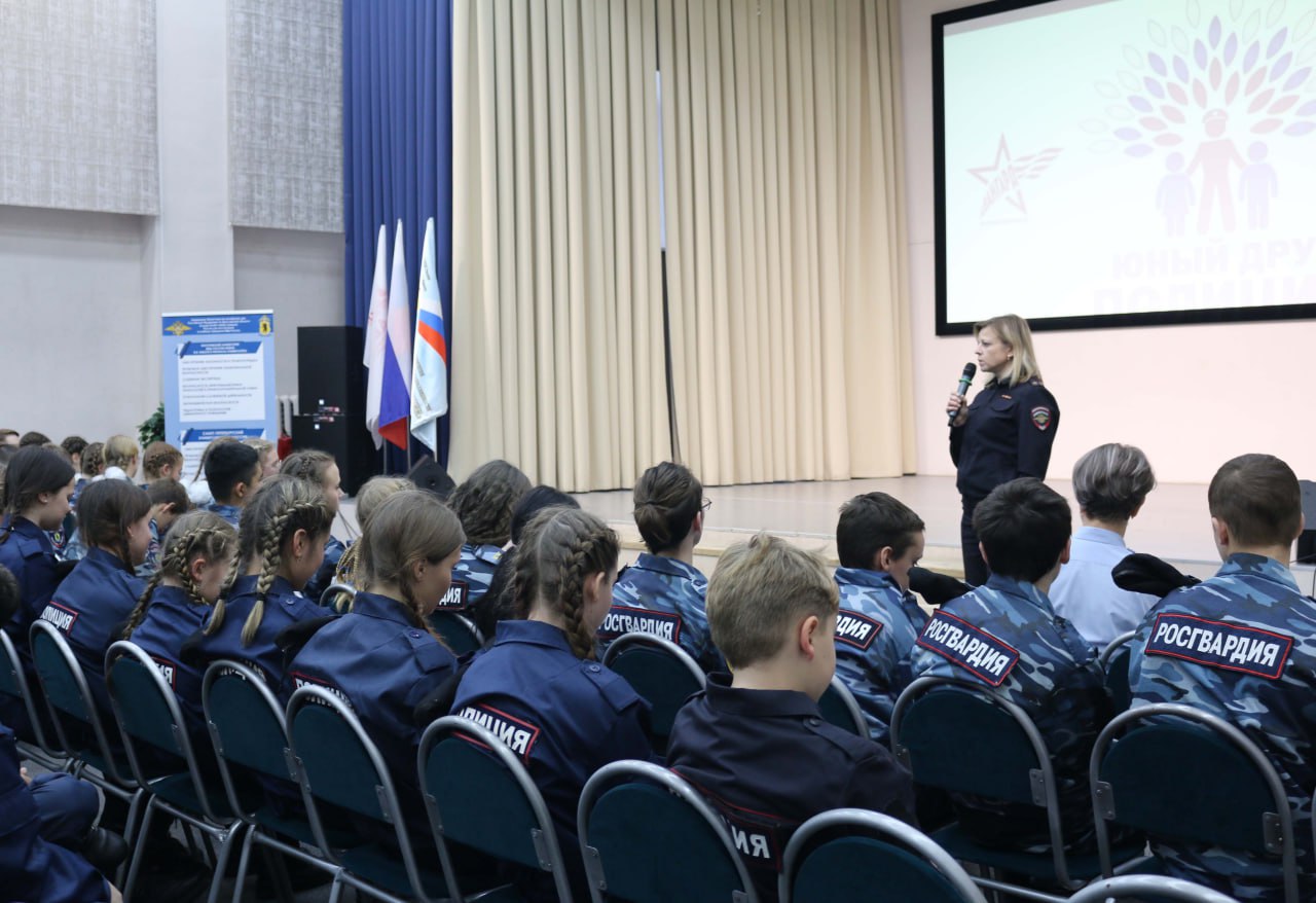 В патриотическом центре «Авангард» стартовали сборы воспитанников отрядов правоохранительной направленности В патриотическом центре «Авангард» стартовали сборы воспитанников отрядов правоохранительной направленности