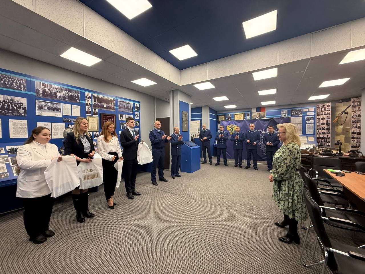 В преддверии Дня народного единства в Музее прокуратуры Ярославской области приняли Присягу молодые работники прокуратур Дзержинского и Заволжского районов г.Ярославля, Гаврилов-Ямского района области В преддверии Дня народного единства в Музее прокуратуры Ярославской области приняли Присягу молодые работники прокуратур Дзержинского и Заволжского районов г.Ярославля, Гаврилов-Ямского района области