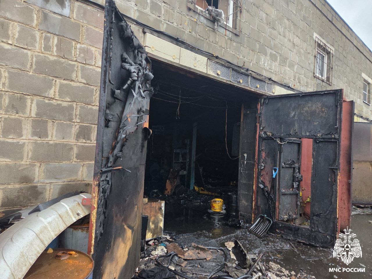 Пожар в гаражном боксе. На проезде Связистов в городе Ярославле произошло загорание в двухэтажном гараже Пожар в гаражном боксе. На проезде Связистов в городе Ярославле произошло загорание в двухэтажном гараже