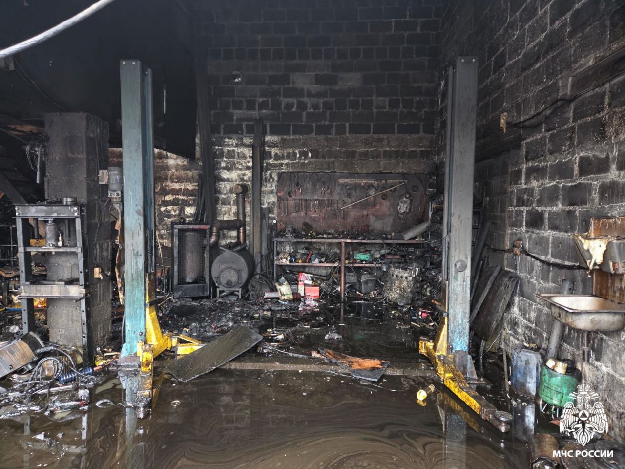 Пожар в гаражном боксе. На проезде Связистов в городе Ярославле произошло загорание в двухэтажном гараже Пожар в гаражном боксе. На проезде Связистов в городе Ярославле произошло загорание в двухэтажном гараже