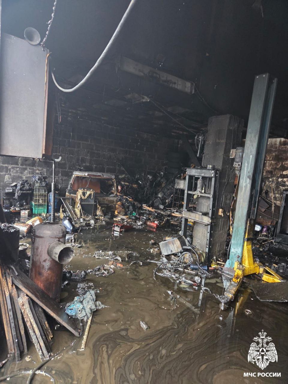 Пожар в гаражном боксе. На проезде Связистов в городе Ярославле произошло загорание в двухэтажном гараже