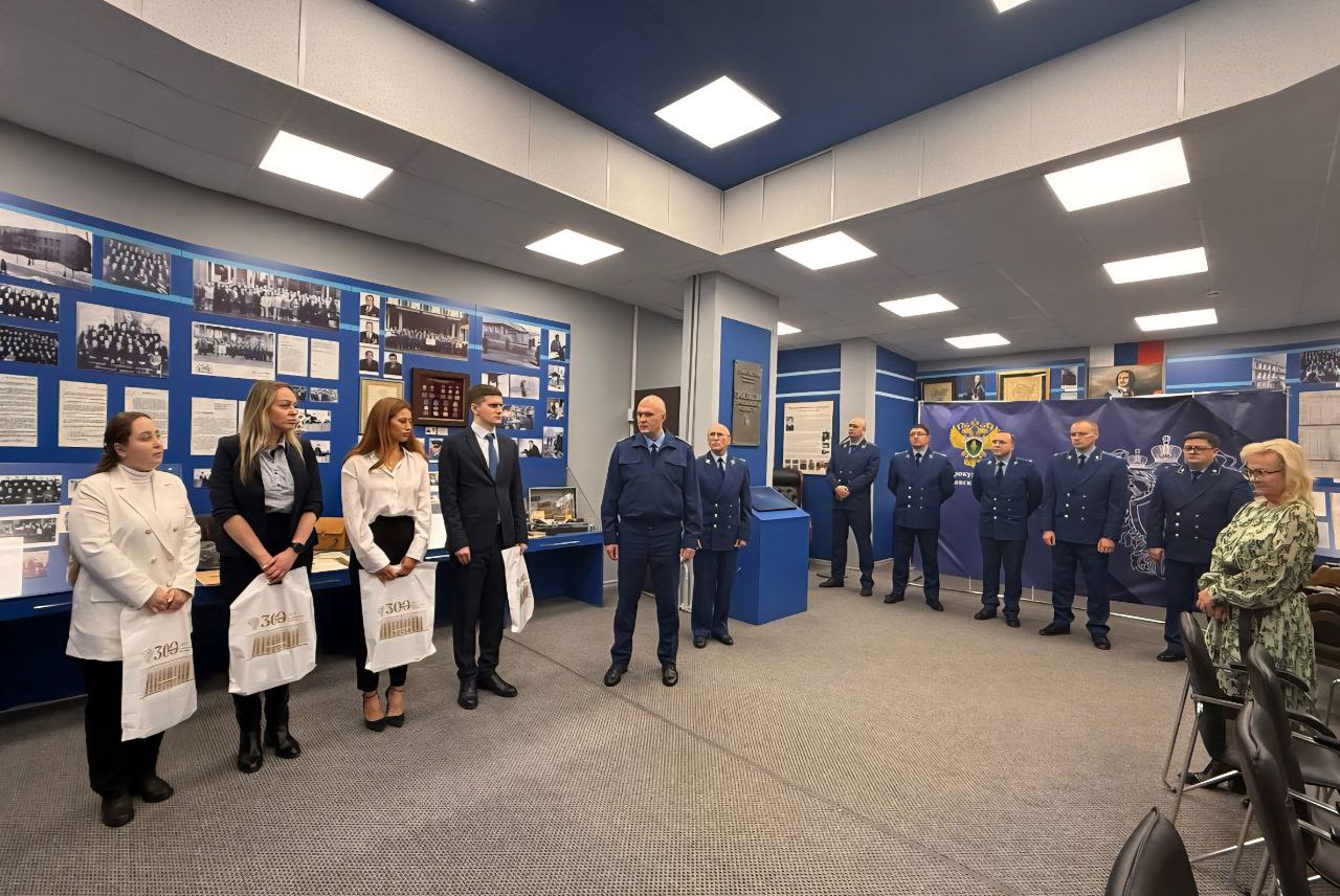 В преддверии Дня народного единства в Музее прокуратуры Ярославской области приняли Присягу молодые работники прокуратур Дзержинского и Заволжского районов г.Ярославля, Гаврилов-Ямского района области В преддверии Дня народного единства в Музее прокуратуры Ярославской области приняли Присягу молодые работники прокуратур Дзержинского и Заволжского районов г.Ярославля, Гаврилов-Ямского района области