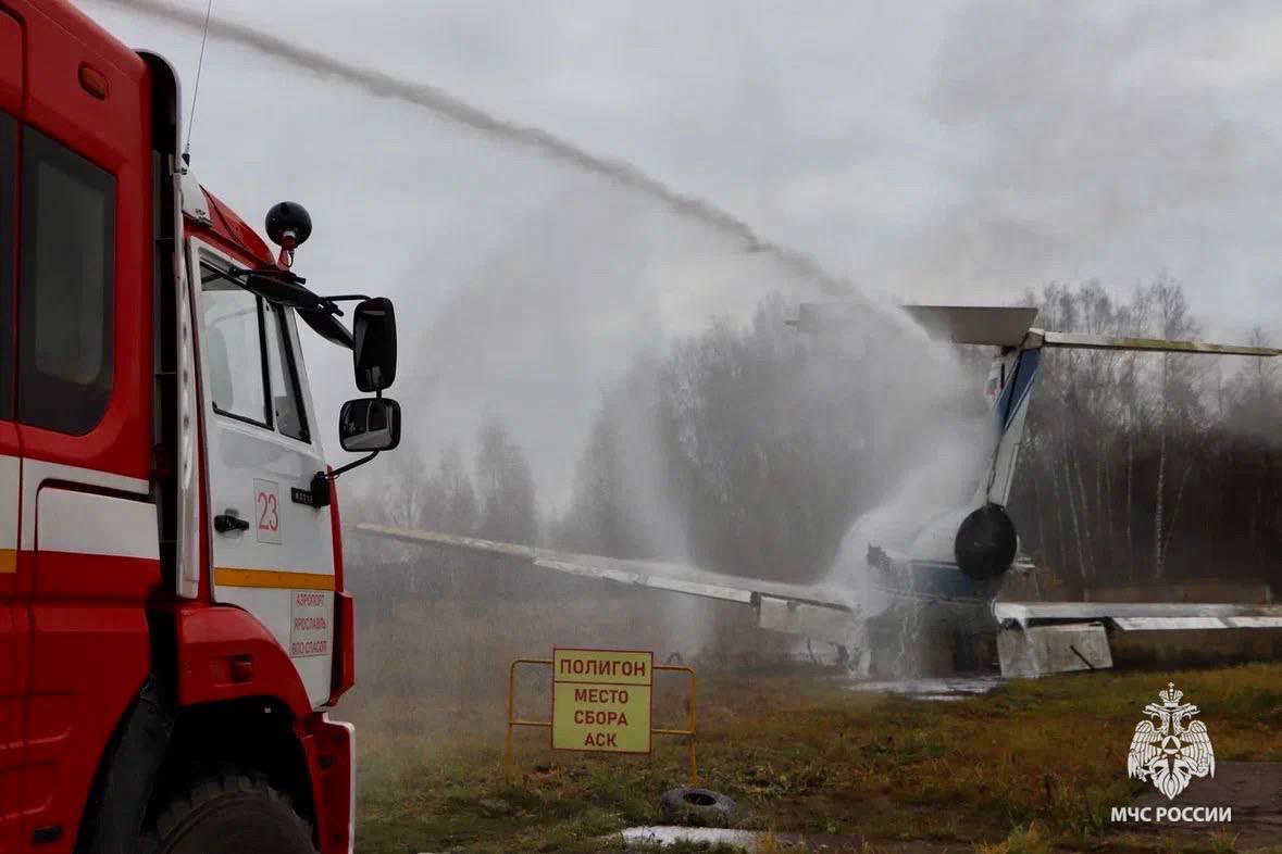 Пожарно-тактические учения в аэропорту Ярославля Пожарно-тактические учения в аэропорту Ярославля