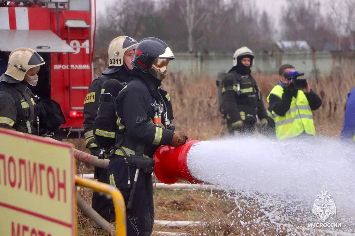 Пожарно-тактические учения в аэропорту Ярославля Пожарно-тактические учения в аэропорту Ярославля