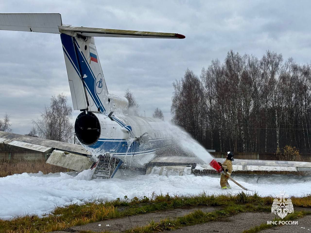 Пожарно-тактические учения в аэропорту Ярославля Пожарно-тактические учения в аэропорту Ярославля