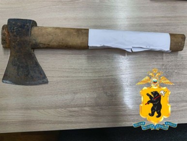 Житель Заволжского района угрожал убийством своему отчиму, демонстрируя топор