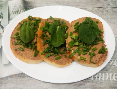 Вкусные бутерброды с паштетом из куриной печени