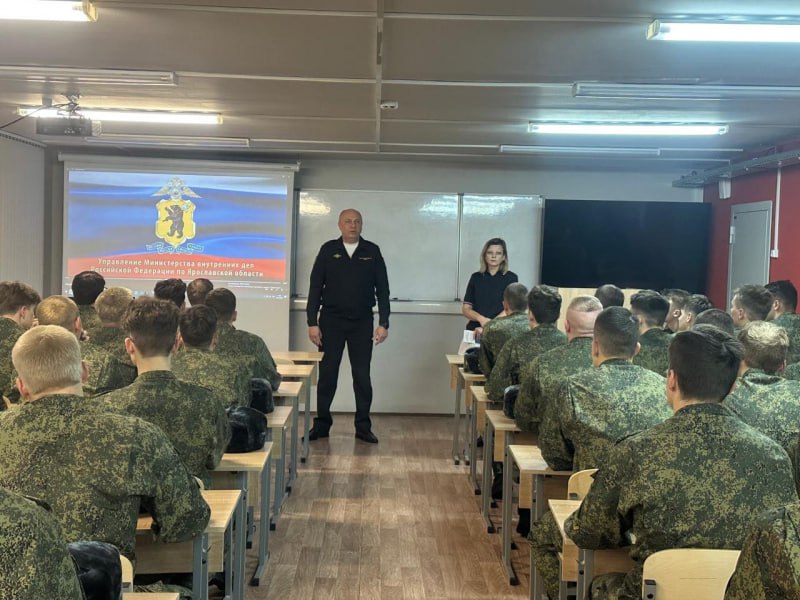 Руководители регионального УМВД провели профориентационное мероприятие для курсантов военной кафедры ЯГТУ