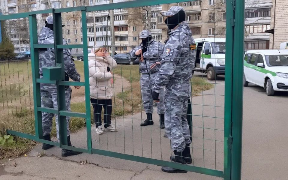 Ярославские приставы убрали незаконные ворота