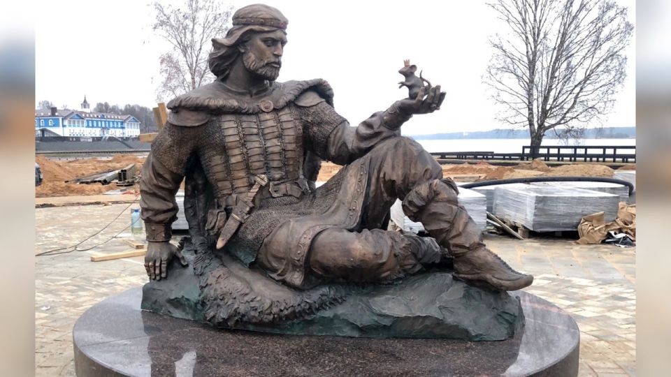В Мышкине установили памятник князю Мстиславскому
