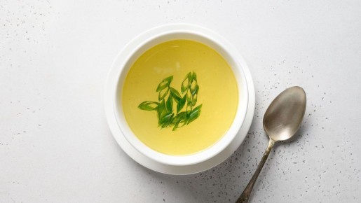 Не расстраивайтесь, если бульон получился мутным: его спасет одна хитрость