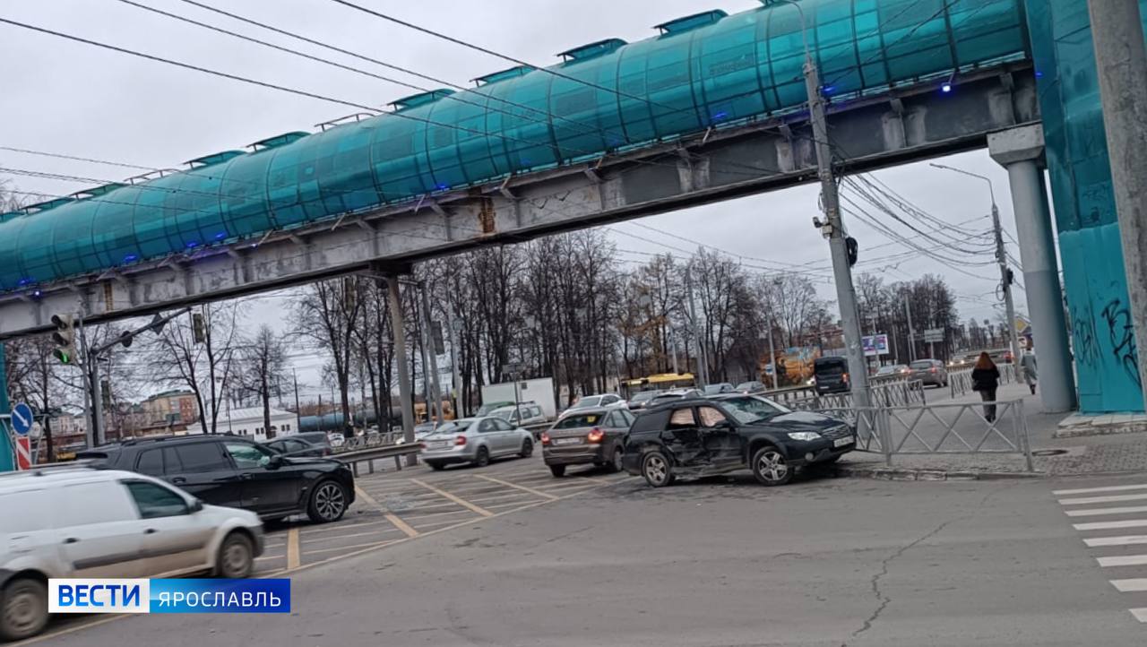Московский проспект в Ярославле встал в пробку Московский проспект в Ярославле встал в пробку