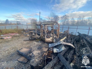 В Ярославском округе сгорели пиломатериалы