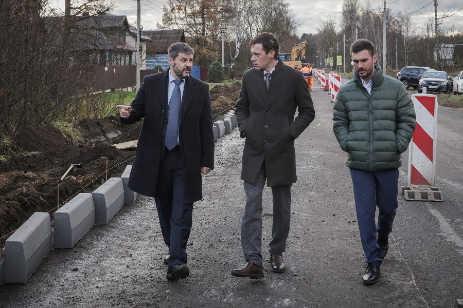 В Рыбинске идет строительство тротуара на улице Коллективизации В Рыбинске идет строительство тротуара на улице Коллективизации