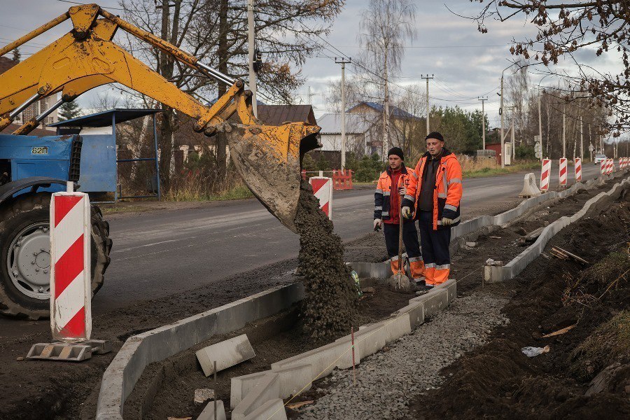 В Рыбинске идет строительство тротуара на улице Коллективизации В Рыбинске идет строительство тротуара на улице Коллективизации