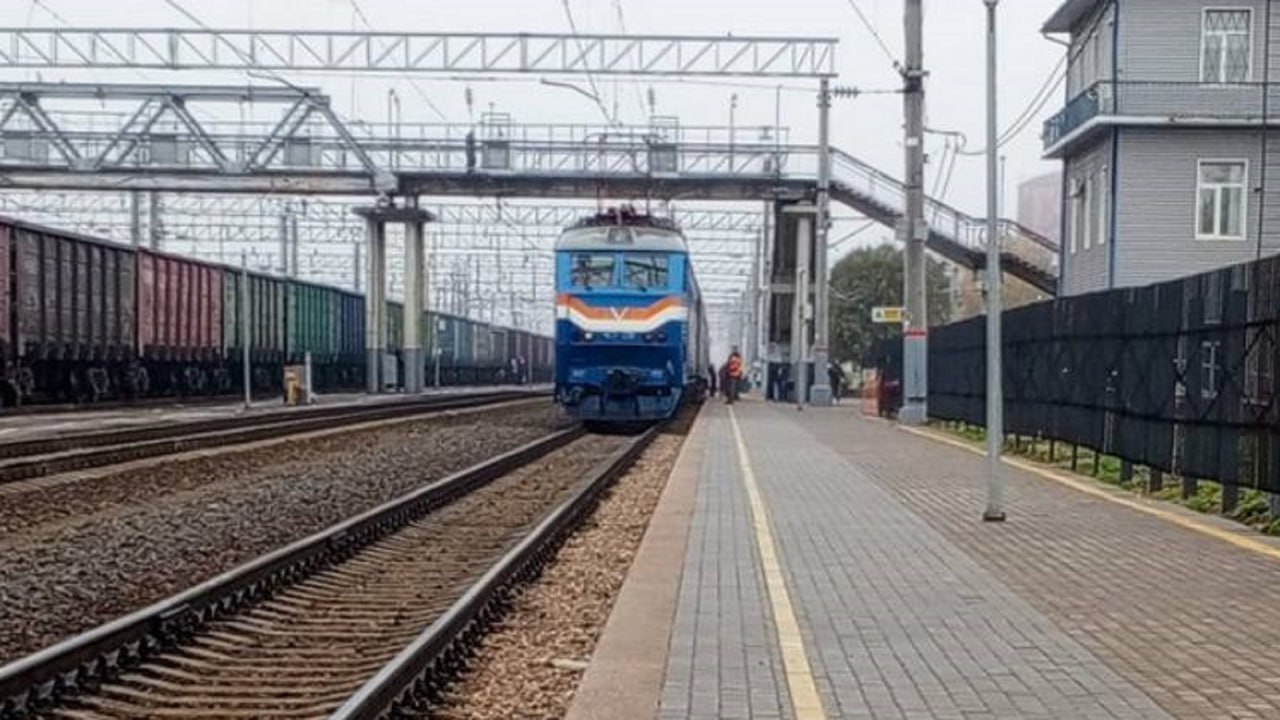 На железнодорожном вокзале в Данилове завершился ремонт платформы