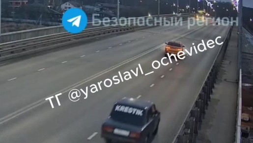 Момент утреннего ДТП на Октябрьском мосту в Ярославле попал на камеры видеонаблюдения