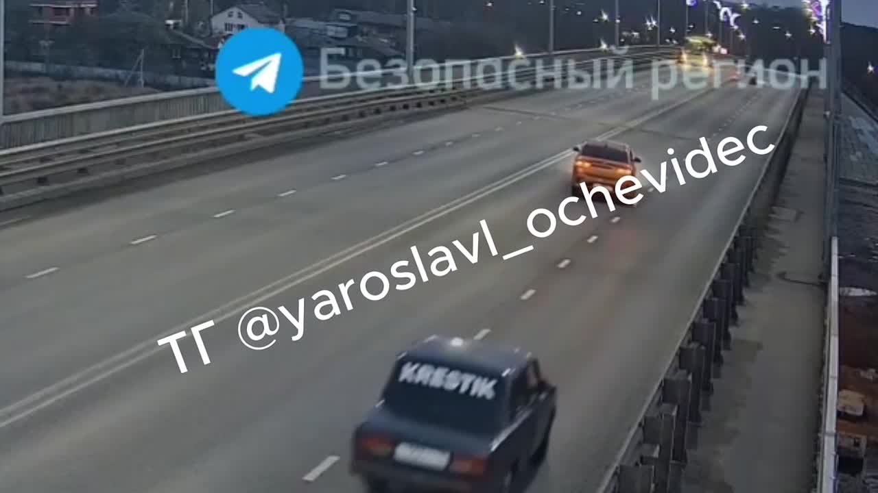 Момент утреннего ДТП на Октябрьском мосту в Ярославле попал на камеры видеонаблюдения