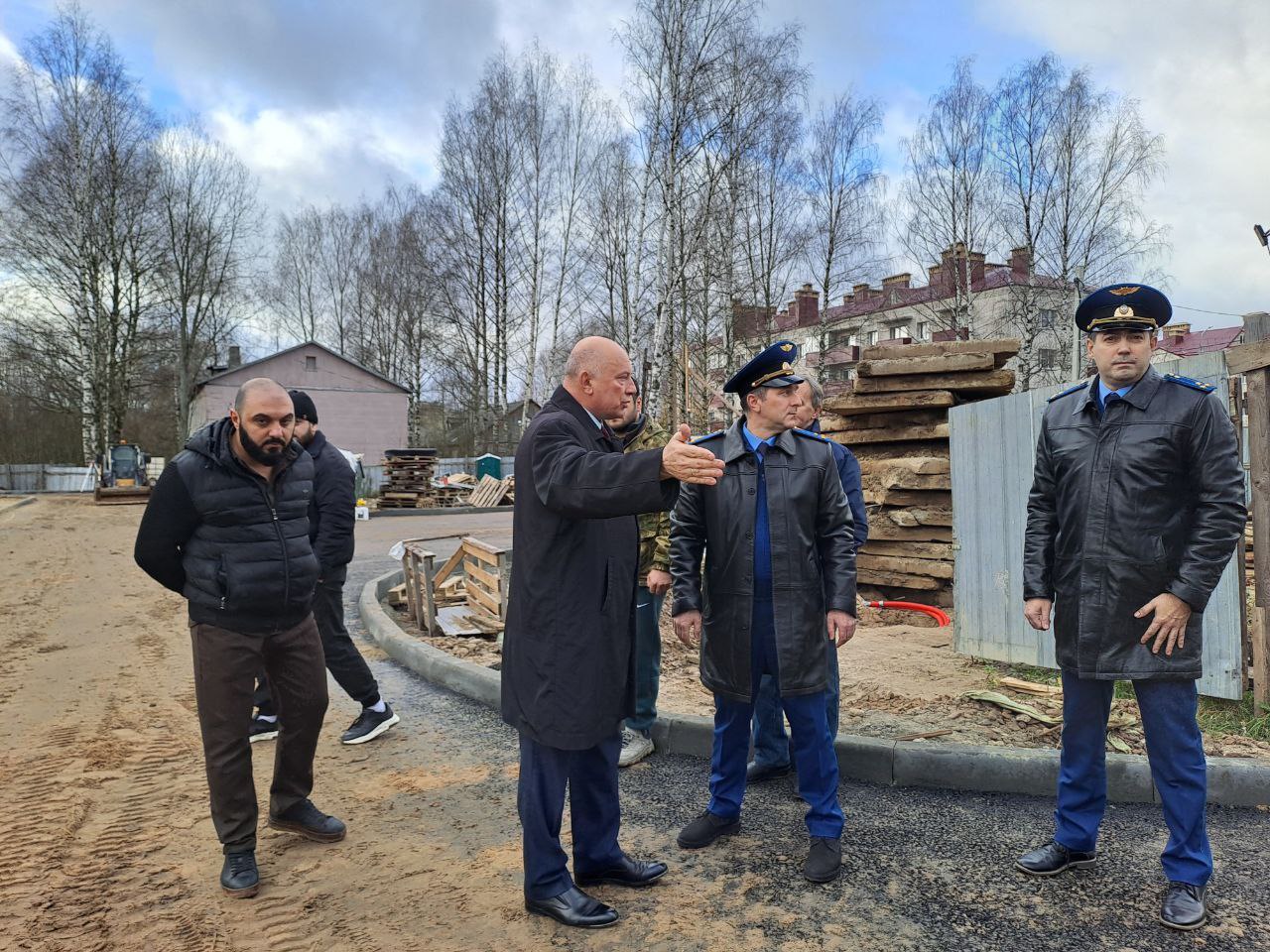 Заместитель прокурора Ярославской области Андрей Смирнов проверил ход строительства детского многофункционального центра в городе Мышкине, осуществляемого в рамках реализации федеральной программы «Развитие сельских... Заместитель прокурора Ярославской области Андрей Смирнов проверил ход строительства детского многофункционального центра в городе Мышкине, осуществляемого в рамках реализации федеральной программы «Развитие сельских...