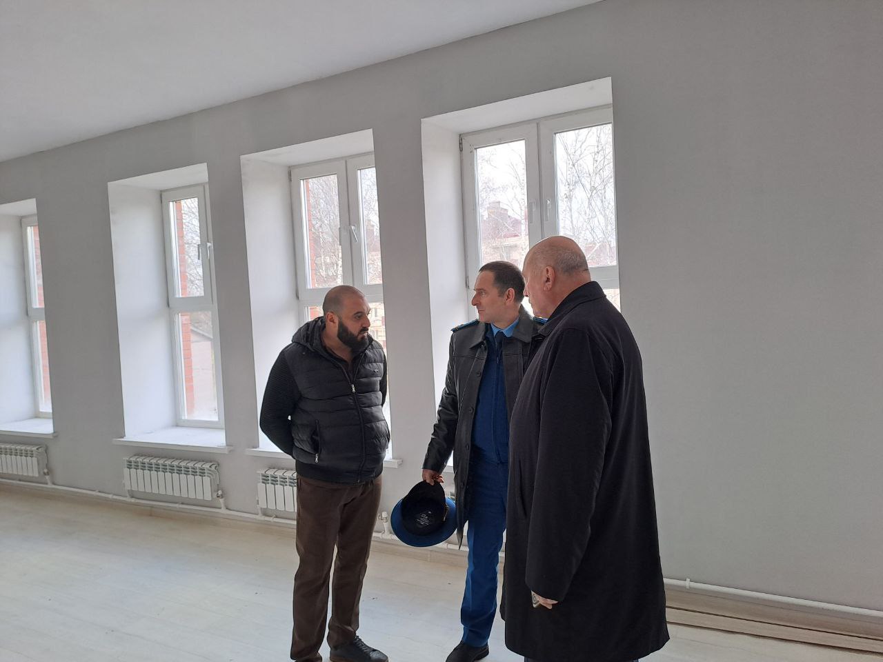 Заместитель прокурора Ярославской области Андрей Смирнов проверил ход строительства детского многофункционального центра в городе Мышкине, осуществляемого в рамках реализации федеральной программы «Развитие сельских... Заместитель прокурора Ярославской области Андрей Смирнов проверил ход строительства детского многофункционального центра в городе Мышкине, осуществляемого в рамках реализации федеральной программы «Развитие сельских...