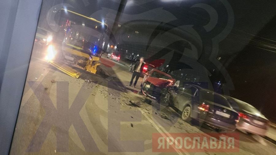 В центре Ярославля произошло тройное ДТП с участием автобуса
