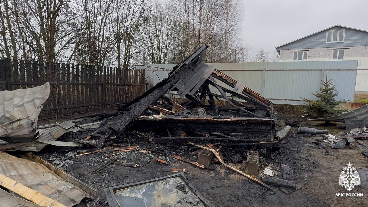 В деревне до тла сгорела баня В деревне до тла сгорела баня