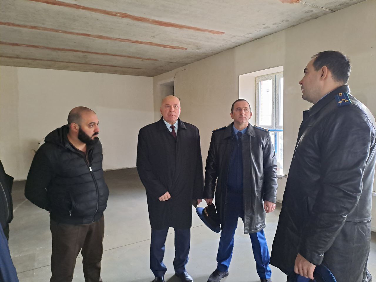 Заместитель прокурора Ярославской области Андрей Смирнов проверил ход строительства детского многофункционального центра в городе Мышкине, осуществляемого в рамках реализации федеральной программы «Развитие сельских... Заместитель прокурора Ярославской области Андрей Смирнов проверил ход строительства детского многофункционального центра в городе Мышкине, осуществляемого в рамках реализации федеральной программы «Развитие сельских...