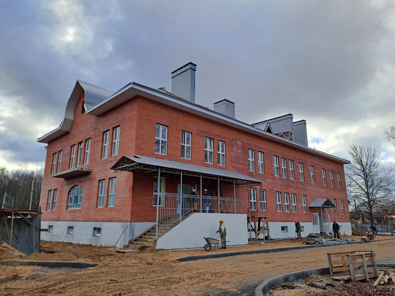 Заместитель прокурора Ярославской области Андрей Смирнов проверил ход строительства детского многофункционального центра в городе Мышкине, осуществляемого в рамках реализации федеральной программы «Развитие сельских... Заместитель прокурора Ярославской области Андрей Смирнов проверил ход строительства детского многофункционального центра в городе Мышкине, осуществляемого в рамках реализации федеральной программы «Развитие сельских...