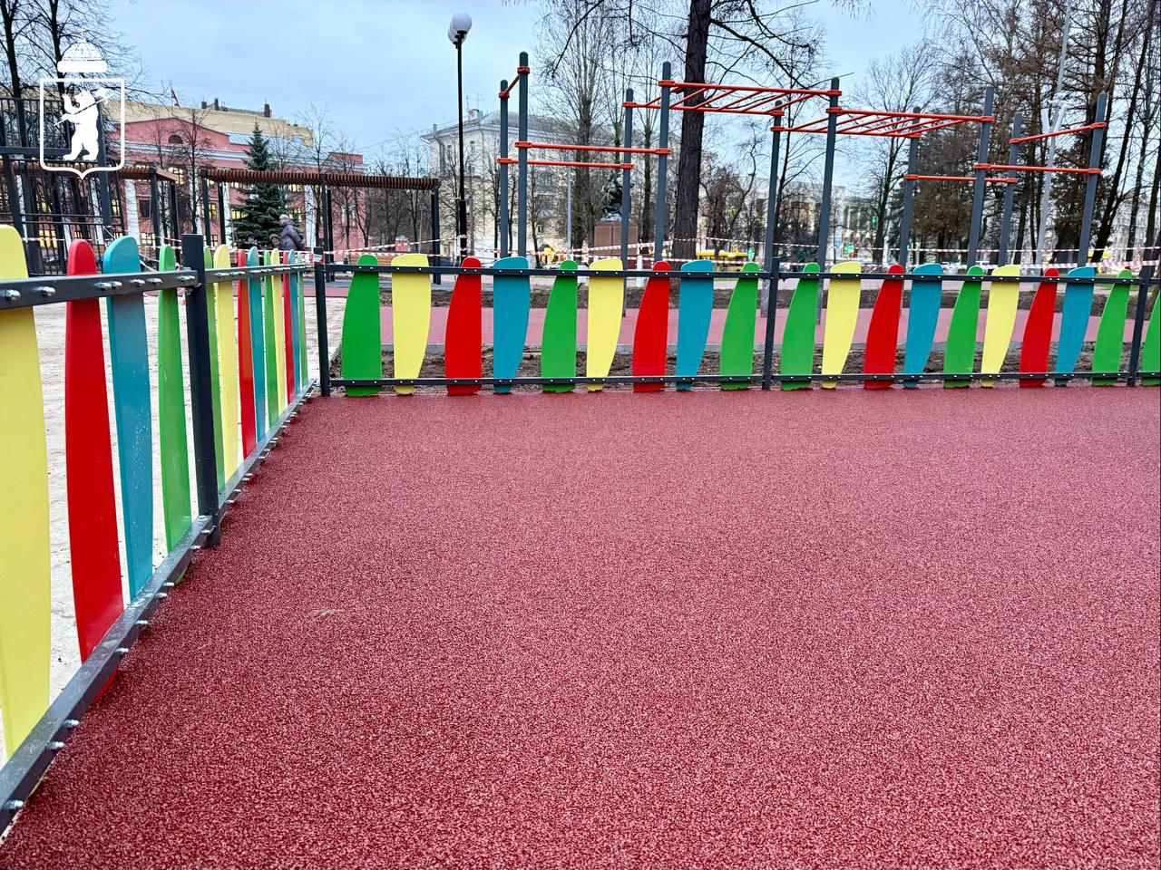 В сквере 950-летия Ярославля уложили прорезиненное покрытие В сквере 950-летия Ярославля уложили прорезиненное покрытие