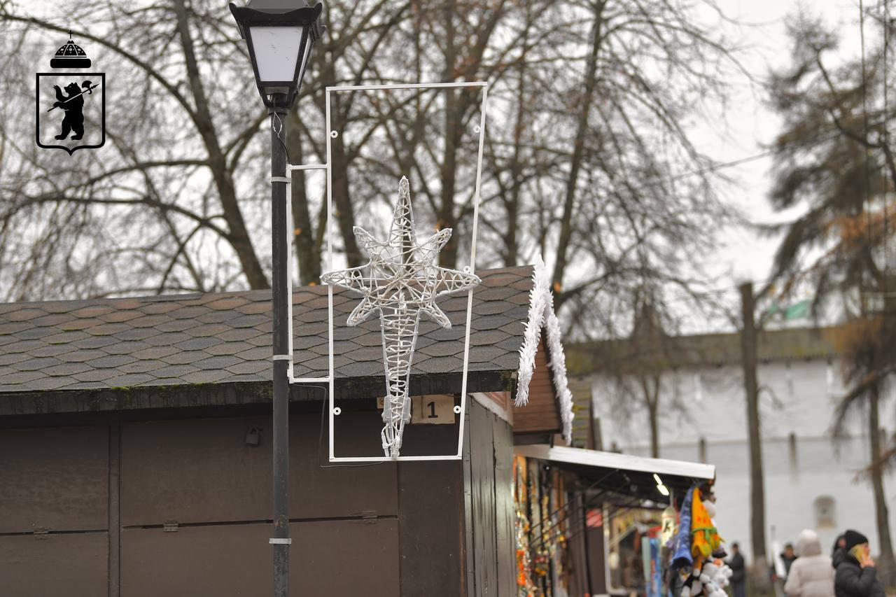 В Ярославле началась установка новогоднего оформления В Ярославле началась установка новогоднего оформления