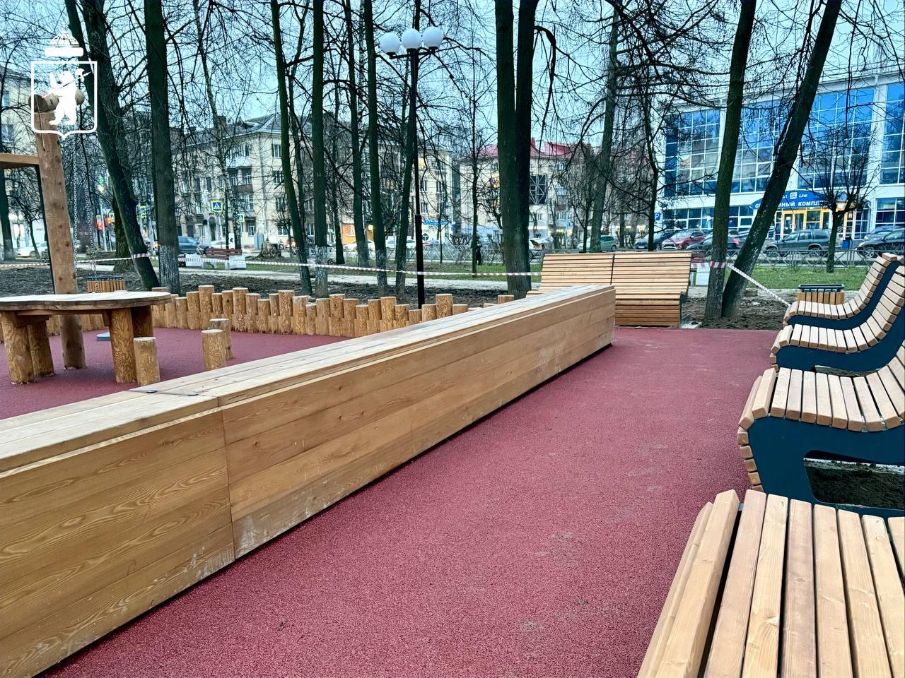 В сквере 950-летия Ярославля уложили прорезиненное покрытие В сквере 950-летия Ярославля уложили прорезиненное покрытие