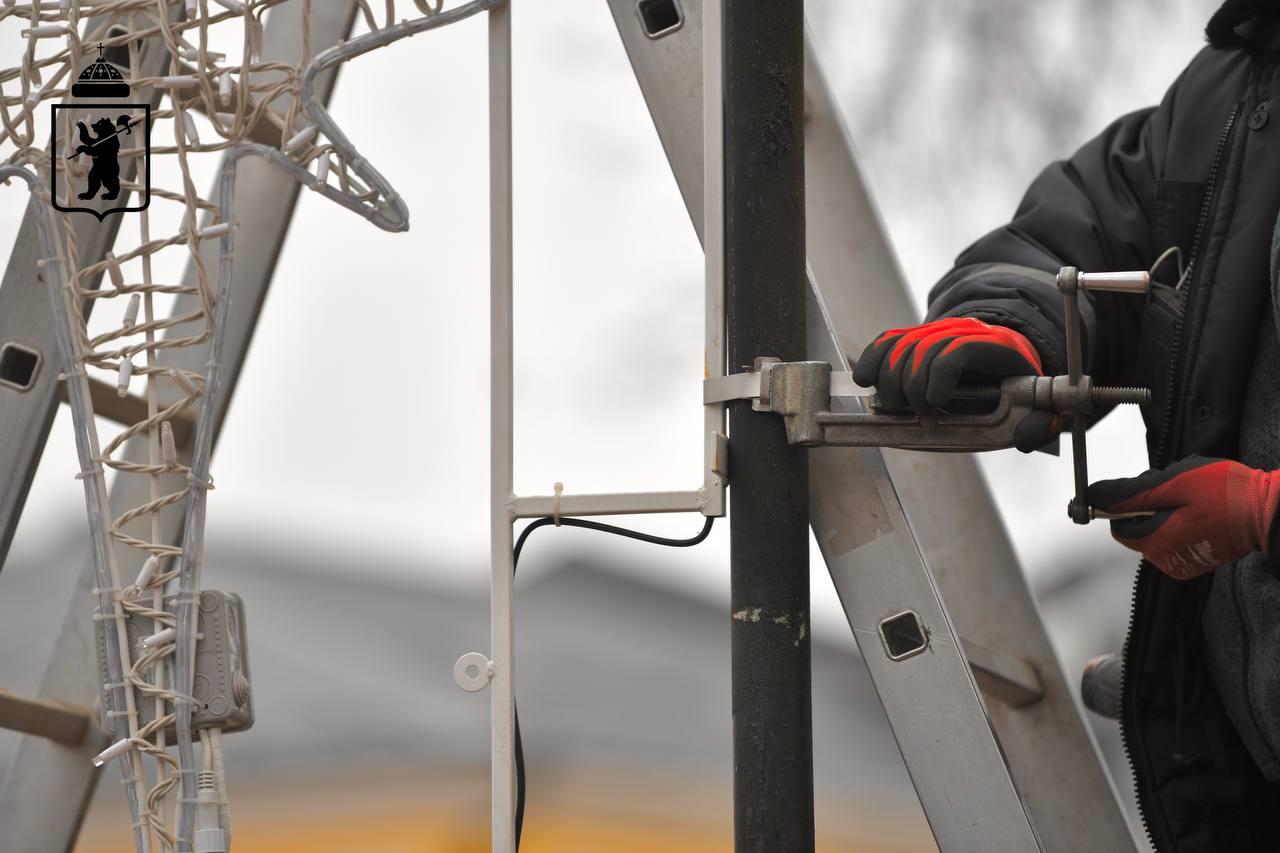 В Ярославле началась установка новогоднего оформления В Ярославле началась установка новогоднего оформления