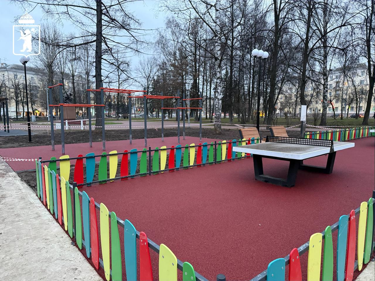 В сквере 950-летия Ярославля уложили прорезиненное покрытие В сквере 950-летия Ярославля уложили прорезиненное покрытие