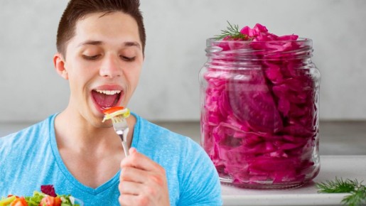 Именно так готовят хрустящую маринованную капусту: скорее записывайте рецепт салата «Пелюстка»