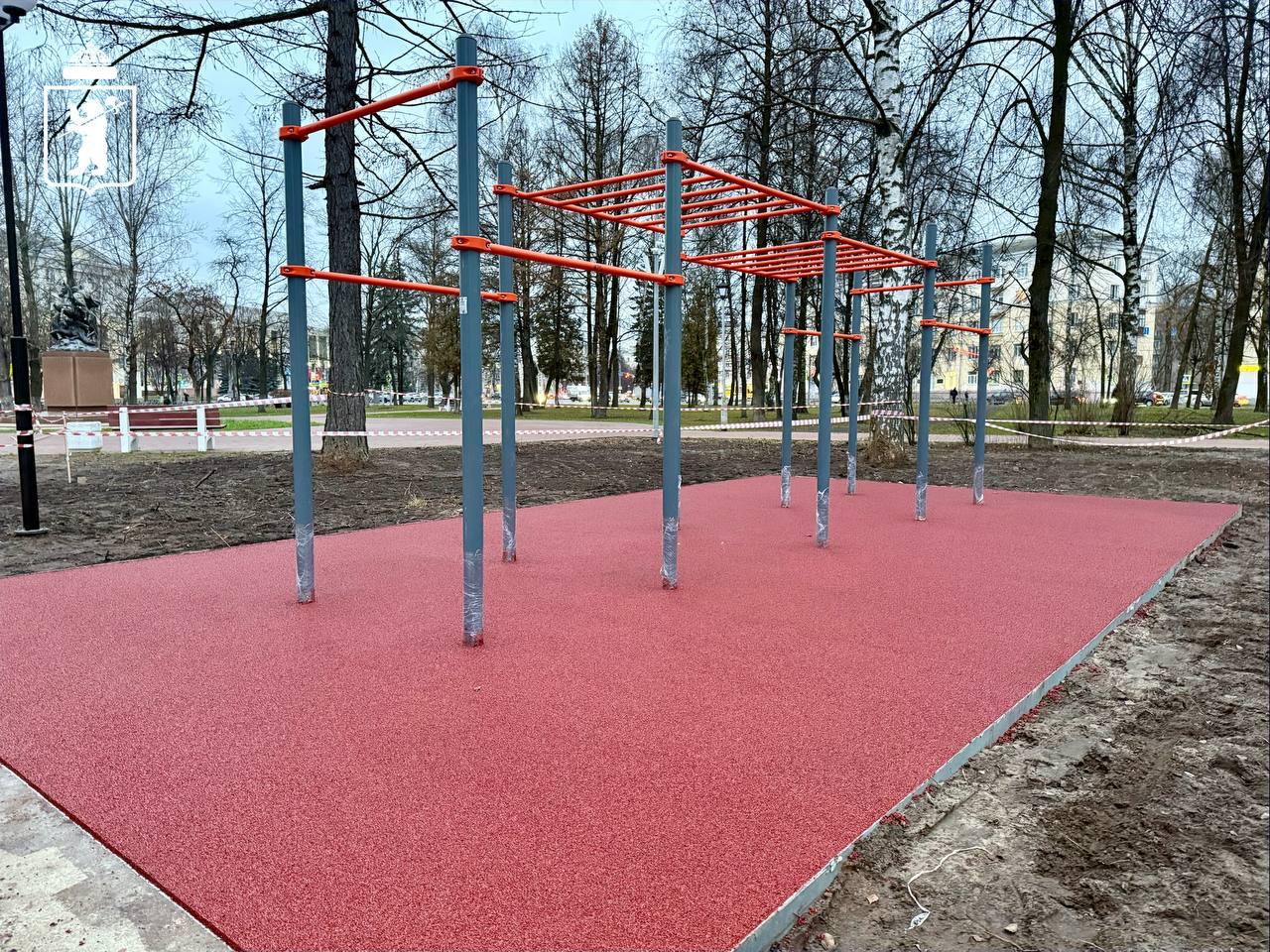 В сквере 950-летия Ярославля уложили прорезиненное покрытие В сквере 950-летия Ярославля уложили прорезиненное покрытие